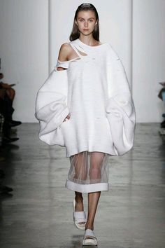 Sculptural Fashion, Mode Tips, Textil Design, Viktor Rolf, John Galliano, Mode Inspo, Inspiration Mode, Mode Inspiration, White Fashion