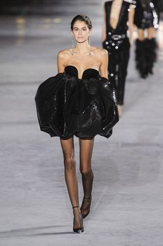 Ysl Fashion Show, Saint Laurent Fashion Show, Mode Gossip Girl, Kaia Gerber Style, Ysl Fashion, Yves Saint Laurent Fashion, Saint Laurent Fashion