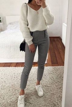 Winter Outfits Casual Leggings, Fashion School Outfits, Trendy Outfits Edgy, Leggings Outfit Winter, Side Stripe Trousers, Cute Sweater Outfits, Teenage Outfits, Simple Fall Outfits, Trendy Outfits Winter