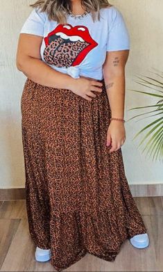 Maxi Skirt And Tee Shirt Outfit Plus Size, Boho Curvy Style, Size 22 Women Outfit Ideas, Plus Size Skirt Outfits Summer, Plus Size Long Skirt Outfits, Curvy Boho Fashion, Plus Size Maxi Skirt Outfit, Size 18w Outfits Curvy Fashion, Plus Size Church Outfits