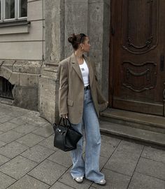 Stylish Outfits Fall 2024, Blazer Outfits Autumn, Baggy Blazer Outfit, 90s Blazer Outfit, Mid Size Women Outfits, Blazer Fall Outfits, London Outfits Spring, Outfit Ideas London, Italian Street Style