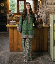 Cross Fabric, Shirt Trouser, Sajal Ali, Stylish Short Dresses, Trouser Design, Dresses Casual Winter, Pakistan Fashion