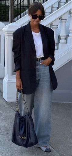 Street Style 2023, How To Have Style, Wide Leg Jeans Outfit, Jeans Street Style, Style 2023, Mode Casual, Mode Inspo, Fashion Mode, Looks Style