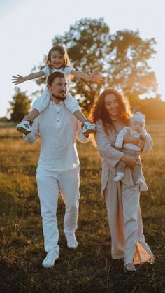 Family Photoshoot Outfit: 7 Steps for the Perfect Pictures Family Potrait, Cute Family Photos, Perfect Pictures, Family Photos With Baby, Fall Family Portraits