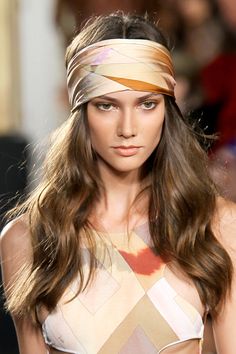 Comment nouer son foulard dans les cheveux - Foulard, écharpe et carré en soie 70’s Hairstyles, 70s Hair And Makeup, 70’s Hair, Look Disco, Disco Hair, 1970s Hairstyles, How To Grow Your Hair Faster, How To Wear Scarves