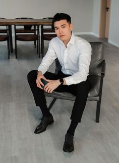 Men Work Outfits, Gentleman Aesthetic, Mens Office, Mens Photoshoot Poses, Mens Dress Socks, Hot Asian Men, Men Stylish Dress, Prom Suits, Mens Fashion Classy