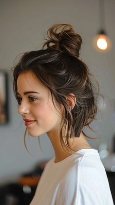 Short Hair, Don't Care: 24 Playful and Pretty Hairstyles for Every Mood Kort Bob, Cute Hairstyles For Short Hair, Hairstyles For Short Hair, Hairstyles For Women, Short Haircuts, Short Hair Cuts For Women, Short Hairstyles For Women, Messy Bun