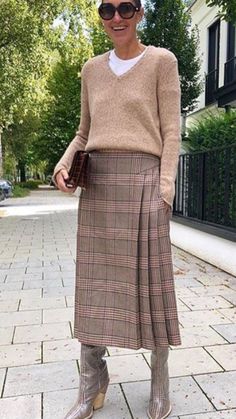 Casual Outfit Inspiration, Smart Outfit, Winter Skirt, Raglan Shirts, Fall Skirts, Closet Fashion, Plaid Skirt, Cute Skirts