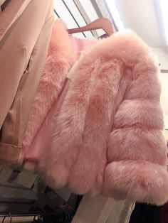 Chanel Oberlin, Pink Fur Coat, Mode Rose, Pastel Outfit, Pink Fur, Pink Vibes, Young Justice