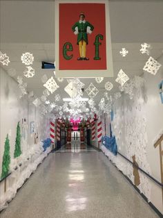 Christmas hallway decoration for school Paper Snowflakes From Ceiling, Christmas Ceiling Decorations Ideas Classroom, School Christmas Themes, Christmas Hallways School, Christmas Decorating Themes Office, Christmas Themed School Hallways, North Pole School Hallway Decorations, High School Christmas Decorations, Snowman Hallway Decorations