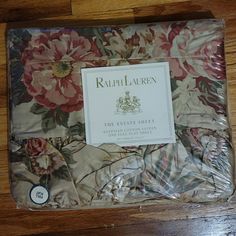 an image of a bed sheet set with flowers on it and the label that says rufflelauken