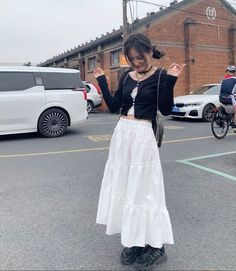 Long Skirts For Fall Outfit Ideas, Cute Midsize Outfits Spring, Call 2023 Outfits, Long Skirts Fall Outfits, Cute Outfit Inspo Spring, Outfit Inspo Maxi Skirt, Japan Style Fashion Summer, White Skirt Outfit Long, Maxi Skirts Outfit Ideas