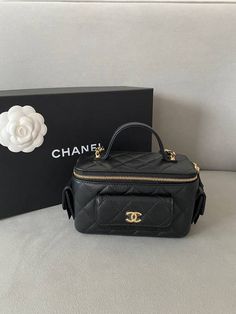 Gender: Women Brand: CHANEL Product Name: Chain Cosmetic Case Grained Shiny Calfskin Gold Metal Black Balaan Code: 48106255 Color: black Origin: France Designer Style ID AP3017 B13649 94305