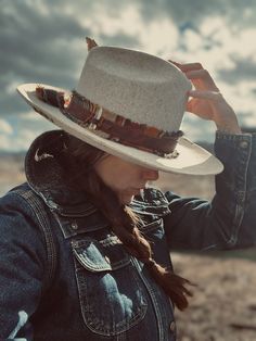 - The Desert Bird  *  Cream wool * Leather band with quartz crystal   & Thunderbird conch   Upcycled hat liner  * California turkey feather * Size 8 Winter Feathered Flat Brim Felt Hat, Winter Felt Hat With Feathers And Flat Brim, Winter Felt Hat With Feathers And Short Brim, Winter Feathered Brimmed Felt Hat, Brimmed Winter Fedora With Feathers, Artisan Hats For Winter Country Events, Artisan Flat Brim Winter Hat, Artisan Winter Hat With Flat Brim, Artisan Flat Brim Felt Hat For Fall