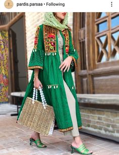 Vestido Boho Chic, Afghani Clothes, Persian Fashion, Nikkah Dress, Mode Kimono, Pakistani Fashion Casual, Afghan Fashion, Iranian Women Fashion, Women Blouses Fashion