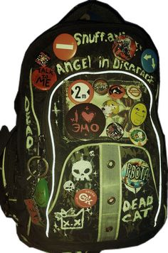 backpack with pins Scenecore Backpack, Decorate Backpack Diy, Customized Backpack Ideas, Goth Backpack Diy, Diy Backpack Decoration Ideas, Backpack Customize Ideas, Decorated Backpack Aesthetic, Punk Bag Diy, Painting On Backpack