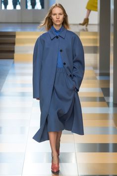 Vogue.com | Fall 2017 Jil Sander Jill Sander, Style Reference, Blue Coat, Elegant Lady, Runway Collection, 가을 패션, Fall 2017, Fashion 2017, Womens Fashion Trends