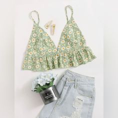 Super Sexy Summer Crop Green With Daisies. A Must Have For Summer Diy Clothes Design, Trendy Fashion Tops, Women Tank Tops, Summer Crop Tops, Diy Sewing Clothes, Cropped Cami, Cami Crop Top, Floral Ruffle, Shein Tops