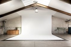 an empty room with a white backdrop in the middle