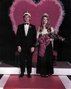 Miss Popularity in the 1970's: 35 Vintage Photos of Prom Queens & Their Groovy Court - Flashbak Queer Prom, 2000s Prom, 80s Prom Party, Anna Birthday Party, Spaghetti Strap Gown, Prom Photoshoot, 80s Prom, Prom Decor