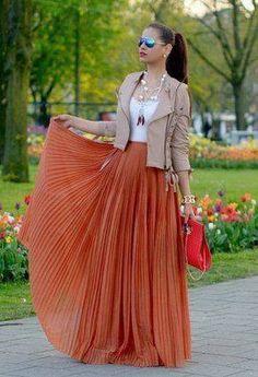 Pretty outfit Sukienki Maksi, Rok Outfit, Coral Skirt, Rocker Girl, Maxi Outfits, Maxi Skirt Dress, Pleated Maxi Skirt, Outfit Jeans