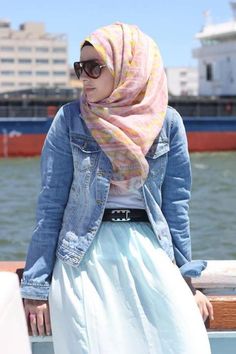 Muslim Hijab is fashionable Hijabi Photography, Skirt Outfits Hijab, Hijabi Mode, Hijab Stile, Muslim Outfit, Hijab Beauty, College Jacket, Hijabi Outfit, Sunglasses Outfit