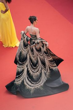 7 Potret Cinta Laura 'Ajak' Nyi Roro Kidul Tampil di Cannes 2023 Couture Dresses 2024, Pageant Evening Gowns, Cannes 2023, Red Carpet Dress, Carpet Outfits, Carpet Dress, Fashion Dream Job, Reception Outfit, Gala Outfit