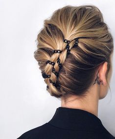 Metal Hair Accessories, Peinados Recogidos, Hair Magazine, Braided Hairstyles Easy, Metallic Hair, Stylish Hair, Big Hair, Down Hairstyles, Trendy Hairstyles