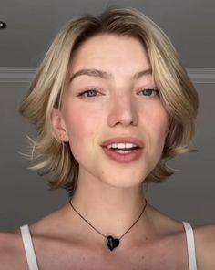 Niamhadkins Hair, Short Hair Unstyled Haircuts, Gen Z Hairstyles Short, 90s "bixie" Haircut Blonde, Winona Haircut, Niamh Adkins Short Hair, Short Hair Inspo Aesthetic, Short 90s Hair, 90’s Short Hair