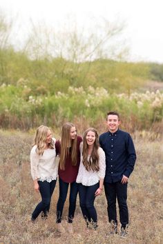 Fun Family Portraits, Sibling Poses, Family Portrait Poses, Sibling Photography, Family Picture Poses, Family Photo Shoot, Family Photo Pose