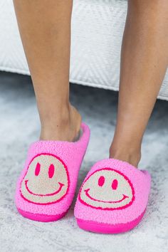 Smiley Face Slippers, Preppy Slippers, Hot Pink Things, Hot Pink Clothes, Slippers Aesthetic, Hot Pink Background, Preppy Accessories, Preppy Gifts, Pink Slippers