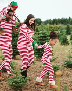 If ever a holiday season called for festive sleepwear that can go the distance, friends, this is that season. Get matchy-matchy with your favorite people, near and far, and don’t be shy about wearing that team uniform long past photo sessions and Christmas morning (matching-jammies video calls, anyone?). Outfit your whole crew with these classic long johns from Hanna Andersson. Pictures With Santa Outfits, Photo Cards Ideas, Christmas Shops, Pictures With Santa, Photos With Santa, Family Matching Pajamas, Holiday Pjs, Long Johns Pajamas, Family Photoshoots