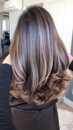 Classic Highlights, Baylage Hair, Balayage Hair Caramel, Rambut Brunette, Black Hair Balayage, Brown Hair Looks, Brown Hair Inspo, Hair Inspiration Long, Brunette Hair With Highlights