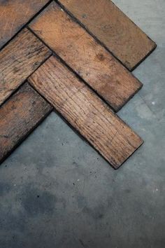 several pieces of wood laying on top of each other in the shape of an x