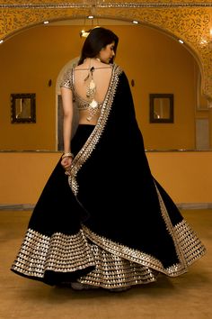 Black And Gold Lehenga, Orang India, डिजाइनर कपड़े, Gold Lehenga, Lehnga Dress, Indian Party Wear