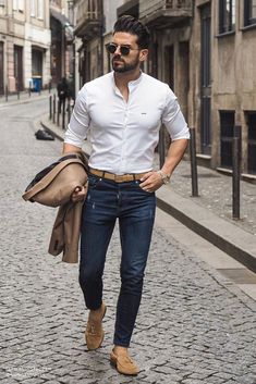 Passende Teile für dieses Outfit findest du jetzt auf meinem Blog! Ein smartes Casual Herrenoutfit im sportlich eleganten Look. Ein schönes Outfit zum Ausgehen oder für Afterworkveranstaltungen. #favoritestyles #mode #fashion #outfit #männermode #herrenmode #männeroutfit #menswear #herrenoutfit #mensoutfit #mensfashion #menstyle #styleguide #casual #elegant #hemd #sakko #jeans #chic #smartcasual Outfit Jeans Y Camisa Blanca, Business Casual Outfits For Men, 70’s Outfit, Interview Attire, Smart Casual Menswear, Smart Casual Men, Outfit Jeans, Smart Casual Outfit