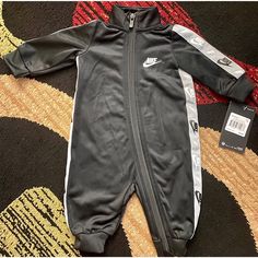 Nike Baby Size 3m Black & White Boy Nike Outfits, Sherpa Outfit, Boys Nike Outfits, Nike Romper, Nike Onesie, Baby Nike, Nike Baby, Blue One Piece, Brown Babies