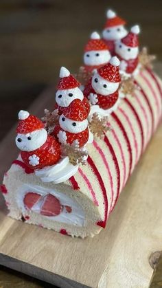 Christmas Cake Roll, Santa Cake, Cake Roll Recipes, Cake Christmas, Christmas Cake Designs, Christmas Sweets, Xmas Food, Roll Cake, Christmas Party Food