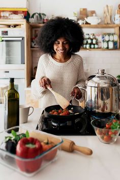 Low Carb Vegetarian Diet, Cooking Photos, Cooking Photography, Female Chef, Girl Cooking, Low Carb Vegetarian, Black Person, Family Cooking, Cook At Home