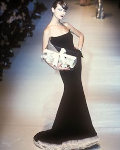 90s Runway Fashion, Runway Fashion Couture, Vintage Runway, Dior Dress, Runway Outfits, Doutzen Kroes, Gianfranco Ferre, Gisele Bündchen, Couture Mode