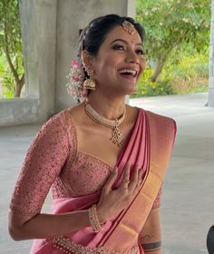 Jewellery For Pink Lehenga, Pattu Saree Draping, Pink Bridal Blouse Designs, Collar Blouse Designs For Saree, Trendy Blouse Designs For Silk Sarees, Pink Saree Blouse, Blouse Designes, Engagement Saree