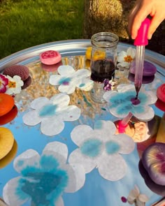 It’s #cosytuffspot Tuesday 🎉 What’s on your tray today? Repost from @the_play_adventures_ • 🌺 coffee filter flowers 🌺 We’ve been experimenting with different kinds of process art, using the pipettes to this added an extra fine motor challenge too! I mixed food colouring with water for Effy to drop onto the coffee filters! A super simple and surprisingly well enjoyed activity! I didn’t think this would hold her attention for as long as it did, and that’s a win right?? Once they were dry... Ikea Kids Playroom, Educational Leader, Hearts Paper Crafts, Nursery Crafts, Winter Play, Coffee Filter Flowers, Baby Learning Activities, Pipettes, Food Colouring