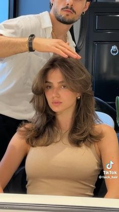 Women’s Butterfly Haircut, Short Layered Haircuts For Thinner Hair, Aesthetic Haircuts For Medium Hair, Butterfly Haircut On Shoulder Length Hair, Summer Hair Shoulder Length, Hair Cut 2024 Girl Medium, Butterfly Haircut Front View, Butterfly Layers Hair Medium Short, Hair Cut 2024 Girl