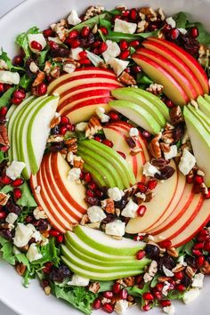 Thanksgiving salad Pear Dressing, Apple Cider Dressing, Thanksgiving Salad Recipes, Thanksgiving Salad, Salad Recipes Healthy Easy, Best Salad Recipes, Spring Mix, Apple Pear, Pomegranate Seeds