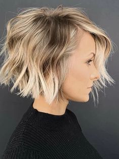 welliger Bobschnitt mit blondierung und stufen Volume Haircut, Curly Pixie Hairstyles, Short Wavy Bob, Kadeřnické Trendy, Wavy Bob Hairstyles, Choppy Bob, Belek