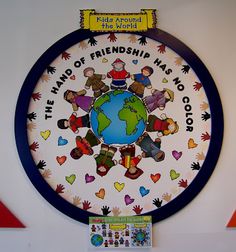 there is a sign on the wall that says the world of friends has no color