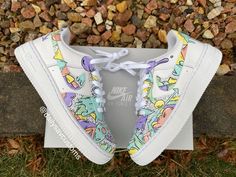 Hand Painted Doodle Air Force 1 Custom (contact for other color options) in a full size run. Products are made to order and price includes the shoe and custom work. Product is created using Acrylic Leather Paints specifically designed for these sneakers and is sealed with an acrylic finisher for a waterproof finish. Feel free to contact me for specific color wants and if rush ordering is needed! Happy Shopping. - These shoes are not recommended for daily wear if you are trying to uphold the complete look!  - These shoes are hand painted and sealed with an acrylic finisher so they paint is very sturdy BUT this DOES NOT mean the shoes are INDESTRUCTIBLE . Continuous daily use of these shoes can, over time, cause deep creasing and eventually may lead to cracking of the paint.  - Once again, t Shoe Painting, Air Force One Shoes, Painted Shoes Diy, Custom Painted Shoes, Custom Shoes Diy, White Nike Shoes, Custom Nike Shoes, Air Force 1 Custom, Custom Air Force 1