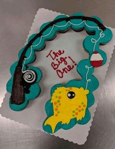 there is a cake decorated like a fish