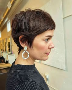 25 "90s Pixie Cut" Ideas Prove This Is Making a Comeback Shag Pixie, Short Wavy Pixie, Choppy Pixie, Brunette Pixie, Wavy Pixie, Longer Pixie Haircut, Short Sassy Haircuts, Long Pixie Hairstyles, Pixie Cut With Bangs