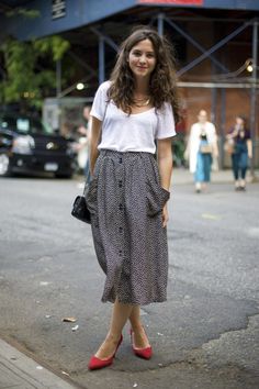 . Rok Midi, High Street Fashion, Summer Work Outfits, Mode Casual, A Skirt, Inspiration Mode, Mode Inspiration, Outfit Casual